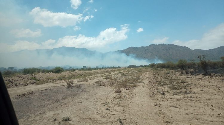 Bomberos y brigadistas continúan combatiendo el fuego en distintos frentes