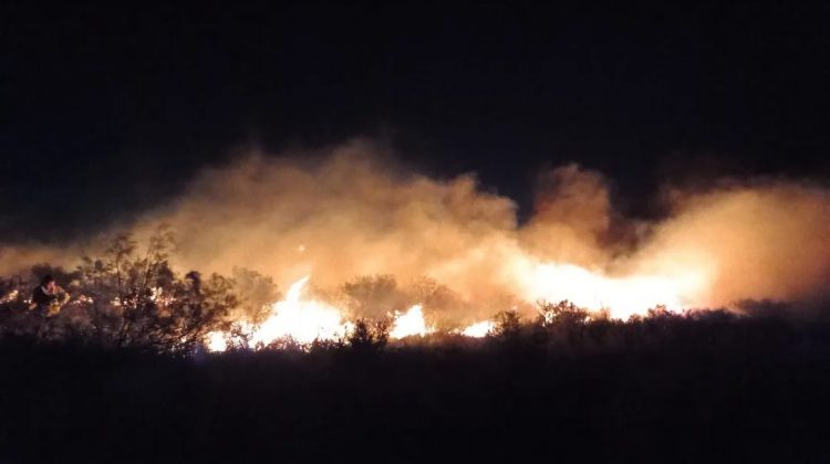 Bomberos y brigadistas controlaron dos incendios