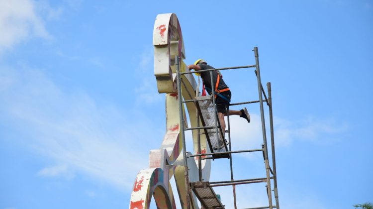 “Pinta San Luis” restaura la icónica escultura del ciclista en la autopista Los Puquios