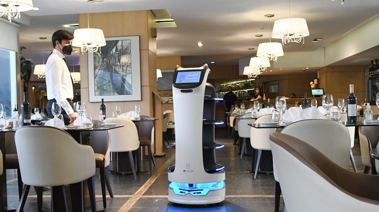 El Hotel Internacional Potrero de los Funes incorporó un robot autónomo de asistencia a los mozos