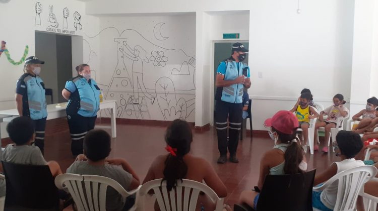 Seguridad Vial brindó una charla a los chicos de la escuela de verano del Hogar del Niño