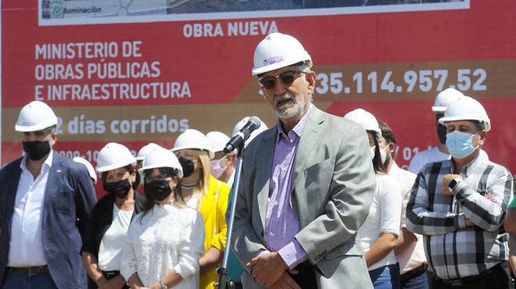 El gobernador dio inicio a la construcción de 527 viviendas en la ciudad de San Luis y a la obra de extensión de la avenida Lafinur