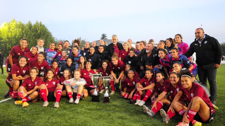 Fiesta deportiva en La Toma con el fútbol femenino: el gobernador disfrutó del partido amistoso entre River Plate y la Selección de San Luis