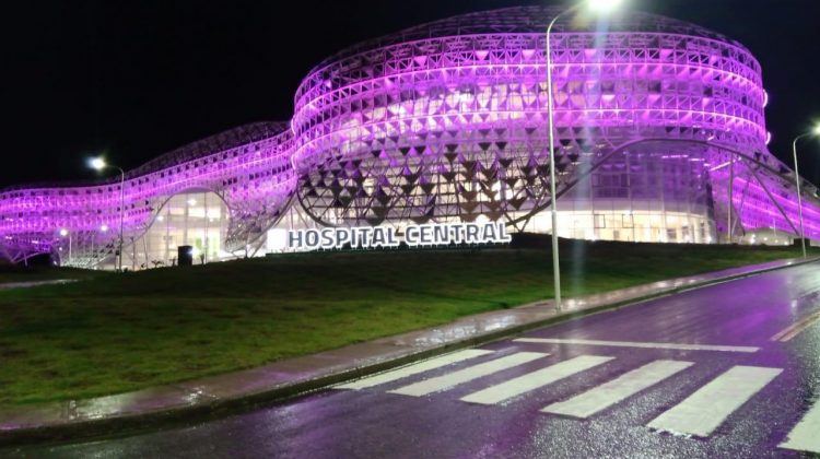 El Hospital Central “Dr. Ramón Carrillo” se iluminó para visibilizar el Día contra el Cáncer