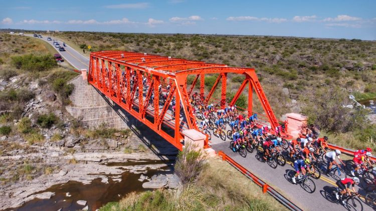 Un nutrido pelotón se apresta a definir en La Toma la segunda etapa de la Vuelta del Porvenir