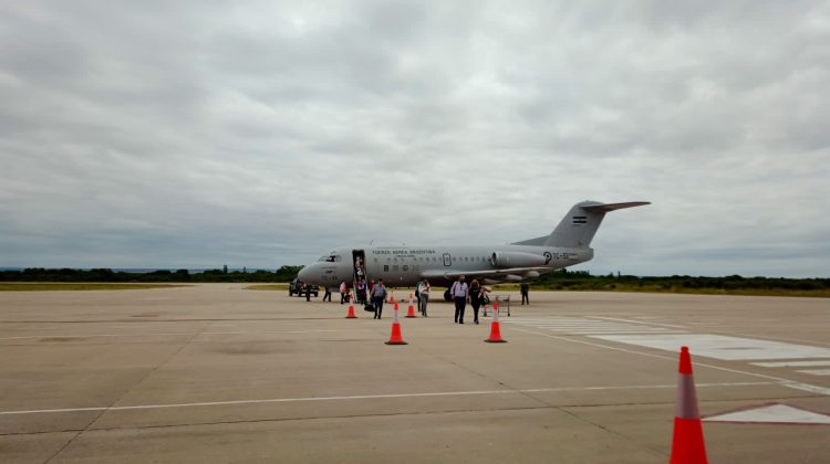 Repleto de turistas, el Fokker F28 de LADE llegó este viernes al Valle del Conlara y Villa Reynolds