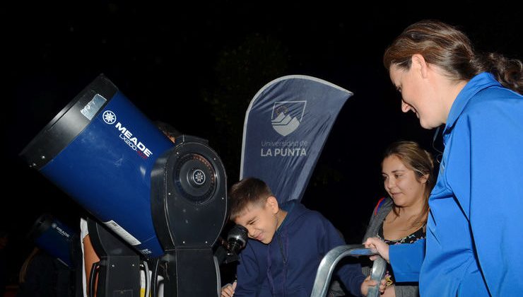 En Villa Mercedes, más de 600 personas observaron el cielo a través de telescopios y aprendieron sobre astronomía