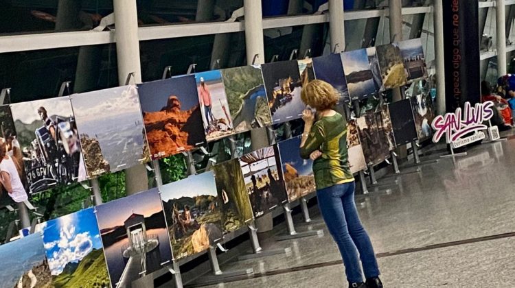 Macagno inaugura la muestra fotográfica de San Luis en Aeroparque