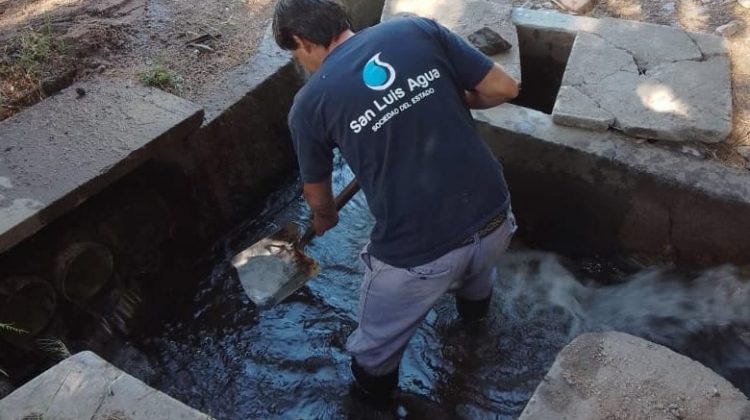 Trabajan en el mantenimiento de canales de riego en Cortaderas