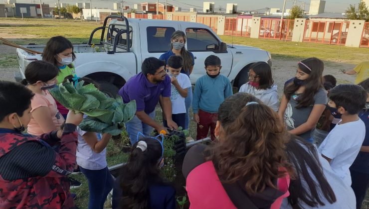 La Escuela Generativa “Luis B. Lusquiños” realizó su primera cosecha y preparó el terreno para la nueva temporada