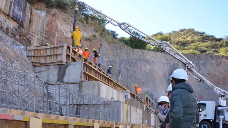 Continúa a buen ritmo la obra de la remodelación del vertedero lateral del Dique de Nogolí