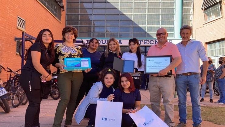Estudiantes y docentes crearon un cargador solar portátil y fueron distinguidos por la Unión Industrial Argentina