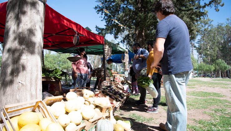 Los vecinos de la ciudad de San Luis disfrutan de la Feria de Pequeños y Medianos Productores