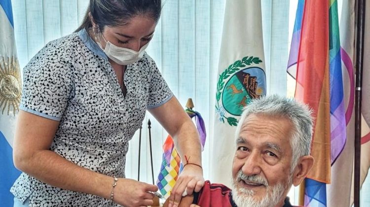 El gobernador se sumó a la campaña de vacunación antigripal