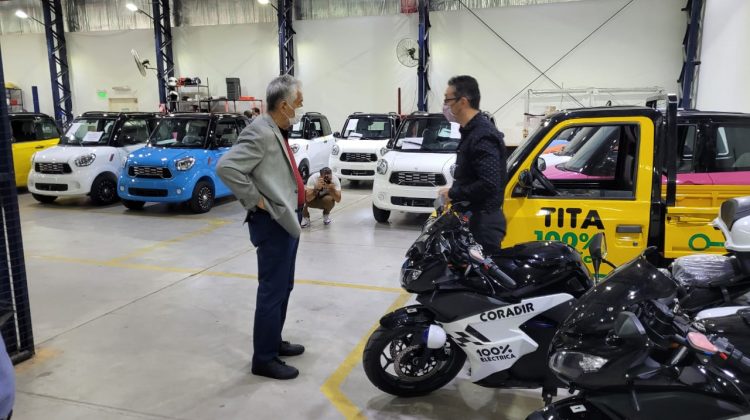 El gobernador recorrió las instalaciones de Coradir, donde se fabrica “Tito” el primer auto 100% eléctrico de San Luis