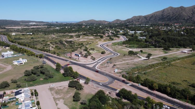 Una obra vial con visión de futuro en Juana Koslay: está en su etapa final la rotonda y el camino que unirá la zona comercial con el barrio 274 Viviendas