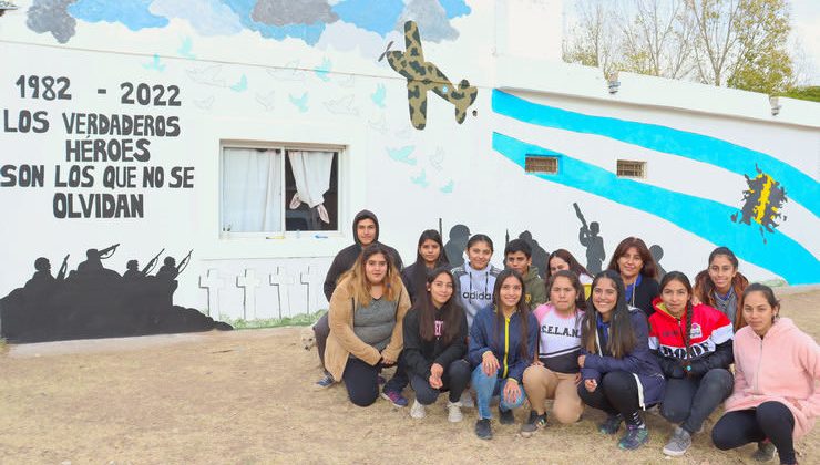 Alumnos de la EPDR de Navia hicieron un mural por los 40 años de Malvinas