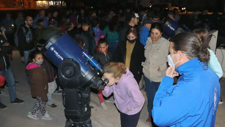 Un centenar de tomenses miraron al cielo al mismo tiempo