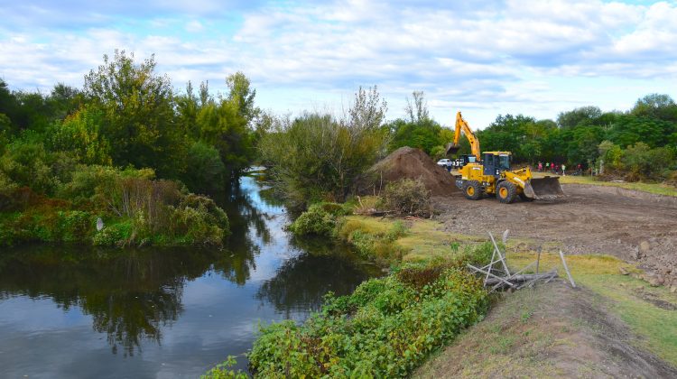 Comenzó la construcción del azud Paso de la Cruz, una obra que mejorará la producción agropecuaria en más de 400 hectáreas del norte provincial