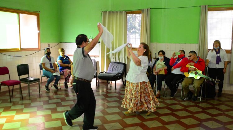 Gratificación a los adultos mayores: ofrecen talleres y actividades para acompañar, contener y sociabilizar