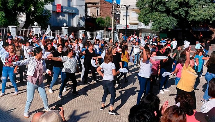 Más de 250 bailarines de “Sueños del Arte” celebraron el Día de la Zamba en el Paseo del Padre