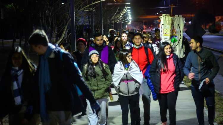 Promesantes expresan su amor por el Cristo de la Quebrada en la tradicional peregrinación