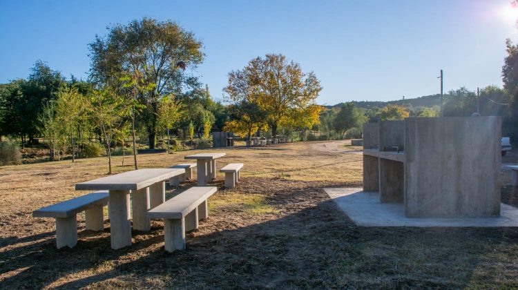 Con nuevos asadores, mesas y bancos se renueva la costanera en El Volcán