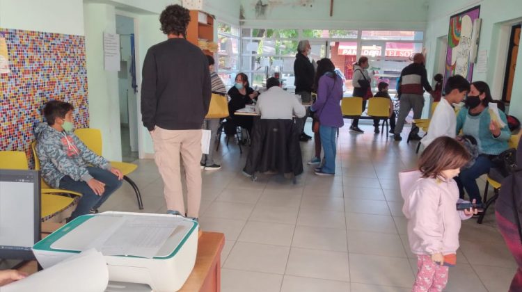 Carpintería: el equipo del Centro de Salud realiza controles a los alumnos de primaria de la Escuela “Provincia de Jujuy”