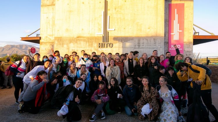 La Escuela “Nicolás Antonio de San Luis” homenajeó a Malvinas con danza, canto y artes plásticas