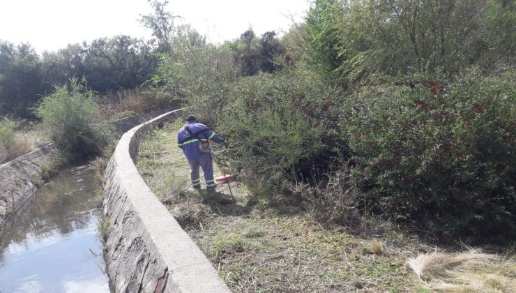 Trabajan en el continuo mantenimiento de los canales provinciales