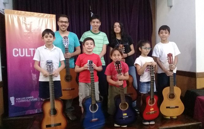 El profesor Lucas Apendino Vázquez retoma su taller de guitarra