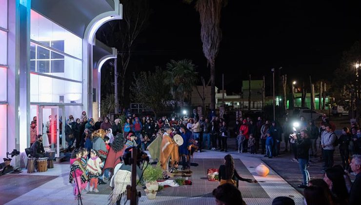 Con candombe, color y memoria ancestral comenzó la Fiesta Provincial del Teatro