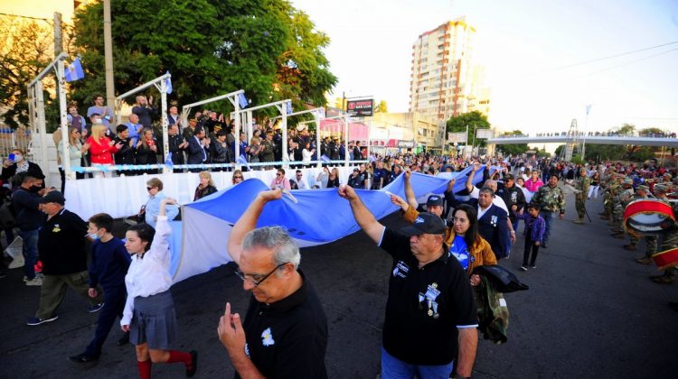 Con un emotivo desfile y la ovación del público, San Luis homenajeó a los veteranos y caídos en Malvinas