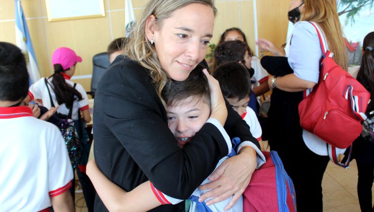 Estudiantes y docentes de la “Bernardino Rivadavia” desayunaron con la ministra de Educación