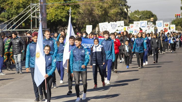 Más de 200 deportistas de toda la provincia participaron del Desfile del 25 de Mayo