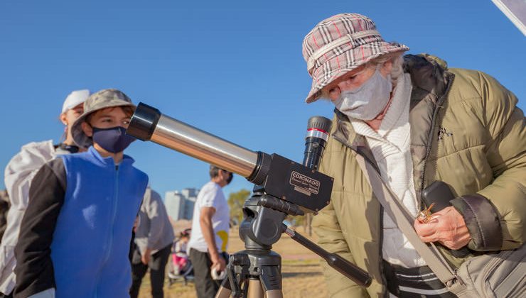 Eclipse parcial de sol: fanáticos de los astros asistieron al PALP a observarlo