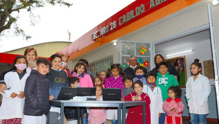 Inclusión digital: las notebooks llenaron de alegría a los alumnos de Pringles y Pueyrredón