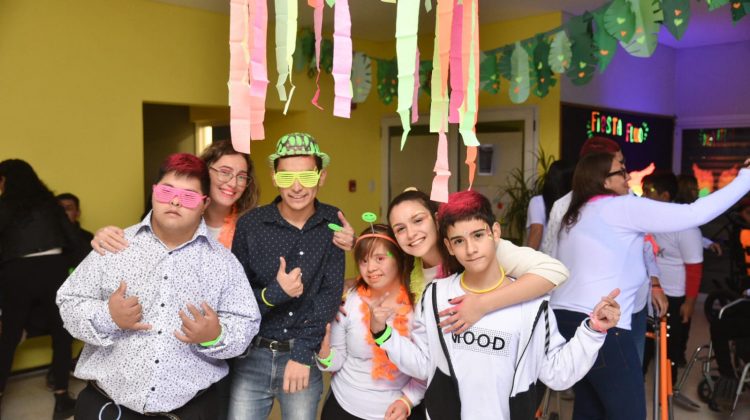 Se realizó la Fiesta Flúor en Villa Mercedes, una actividad que combinó diversión con integración