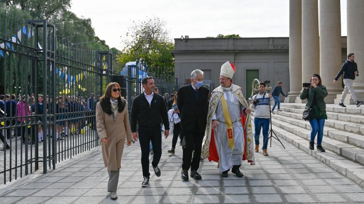 El gobernador participó en la inauguración de las refacciones de la Iglesia Catedral