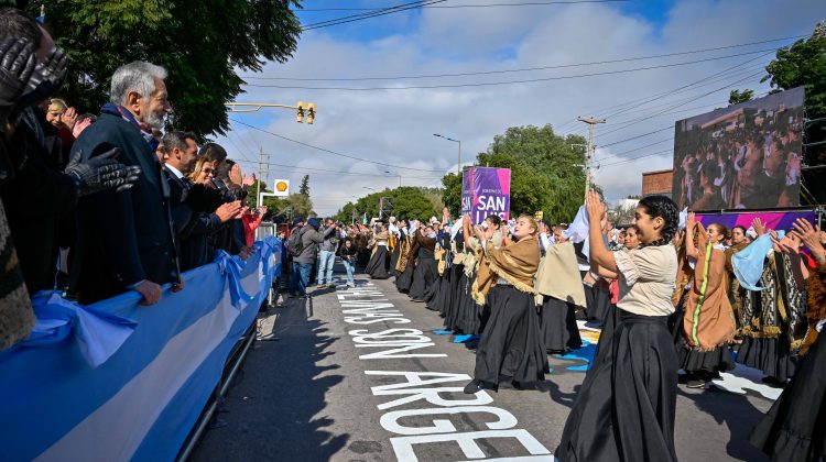 Las academias de danzas y colectividades brillaron en el desfile del 25 de Mayo