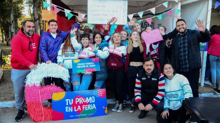 Estudiantes de cinco promos de Villa Mercedes comercializaron sus productos gastronómicos en la Feria de Pequeños y Medianos Productores