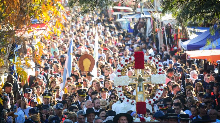 Una multitud de fieles participó de la misa central y la tradicional procesión en honor al Cristo de la Quebrada