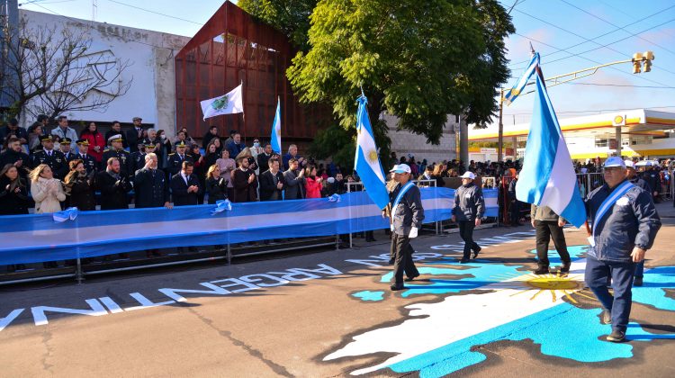 El gobernador encabezó el emotivo y multitudinario desfile cívico militar del 25 de Mayo