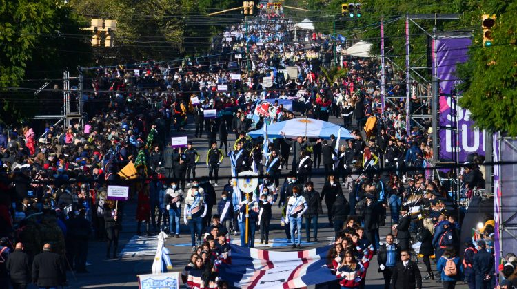 San Luis se vistió de celeste y blanco para disfrutar del tradicional desfile 