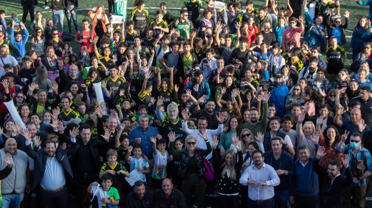 El gobernador inauguró una cancha sintética en el club ASEBA y anunció la creación de la Escuela Generativa