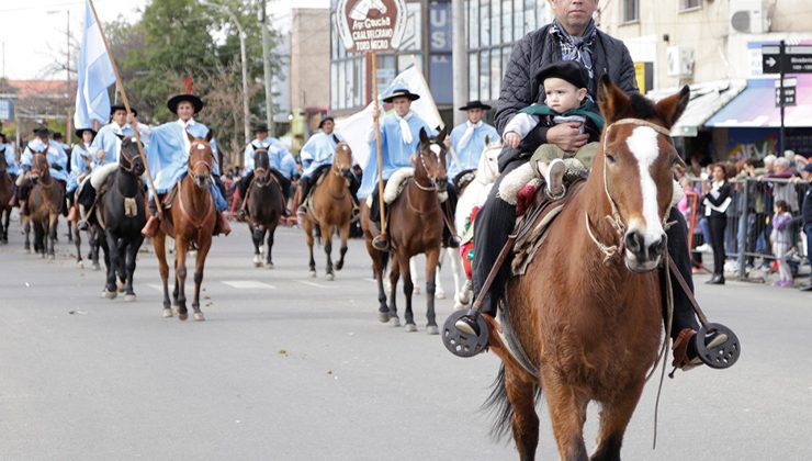 Agrupaciones gauchas, academias de danzas y colectividades serán parte del desfile del 25 de mayo