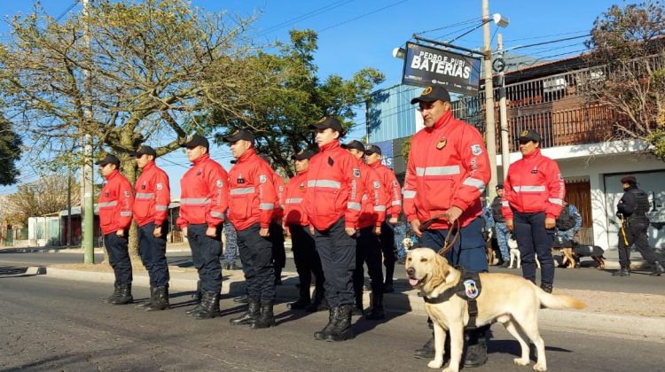 Más de 200 efectivos de la Policía provincial rindieron homenaje a la Patria