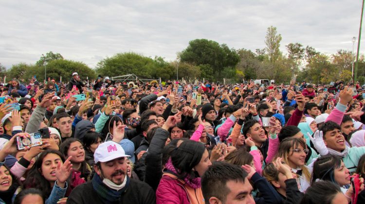 “Ke Personajes” hizo bailar a unas 6000 personas en el cierre de los festejos por el 25 de Mayo