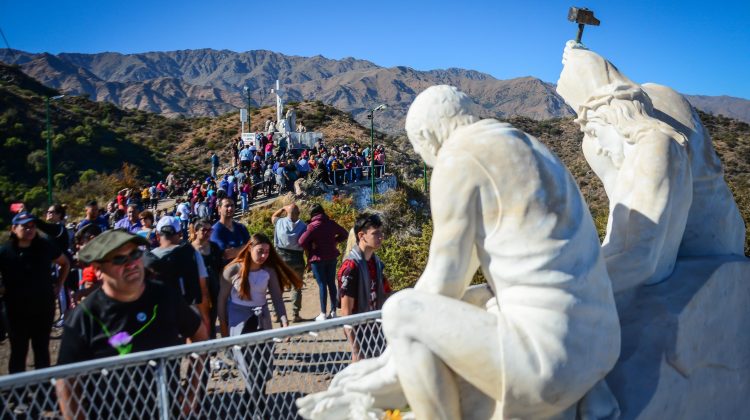 Villa de la Quebrada vivió un día histórico con el reencuentro de los feligreses y el Santo Cristo