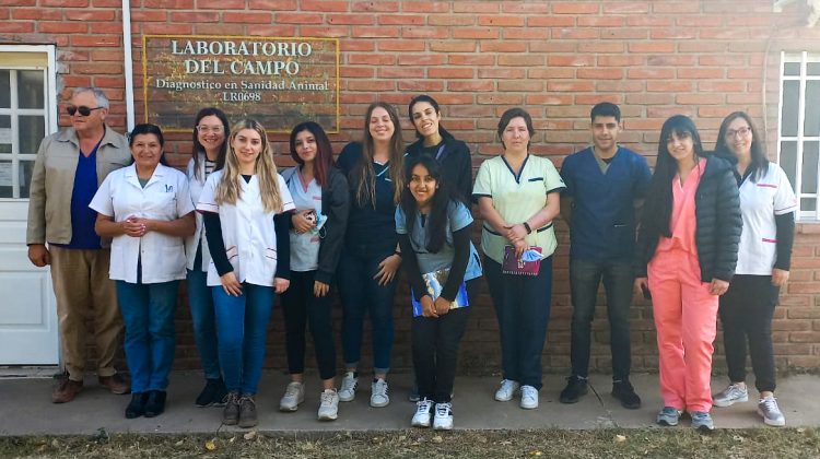 Experiencia y aprendizaje: estudiantes del último año de veterinaria visitaron el Laboratorio del Campo